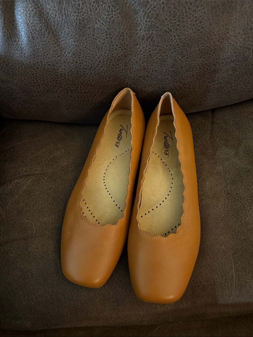 Trotters Women’s Cognac Scalloped Leather Ballet Flats